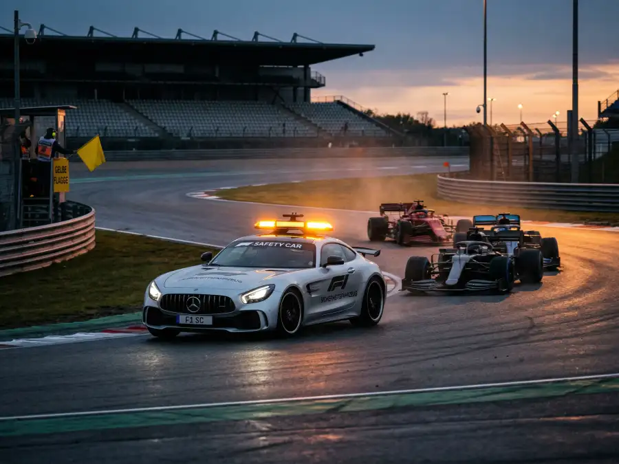 Safety Car auf der Rennstrecke während eines Formel-1-Grand-Prix — zentrales Ereignis für Live-Wettmärkte